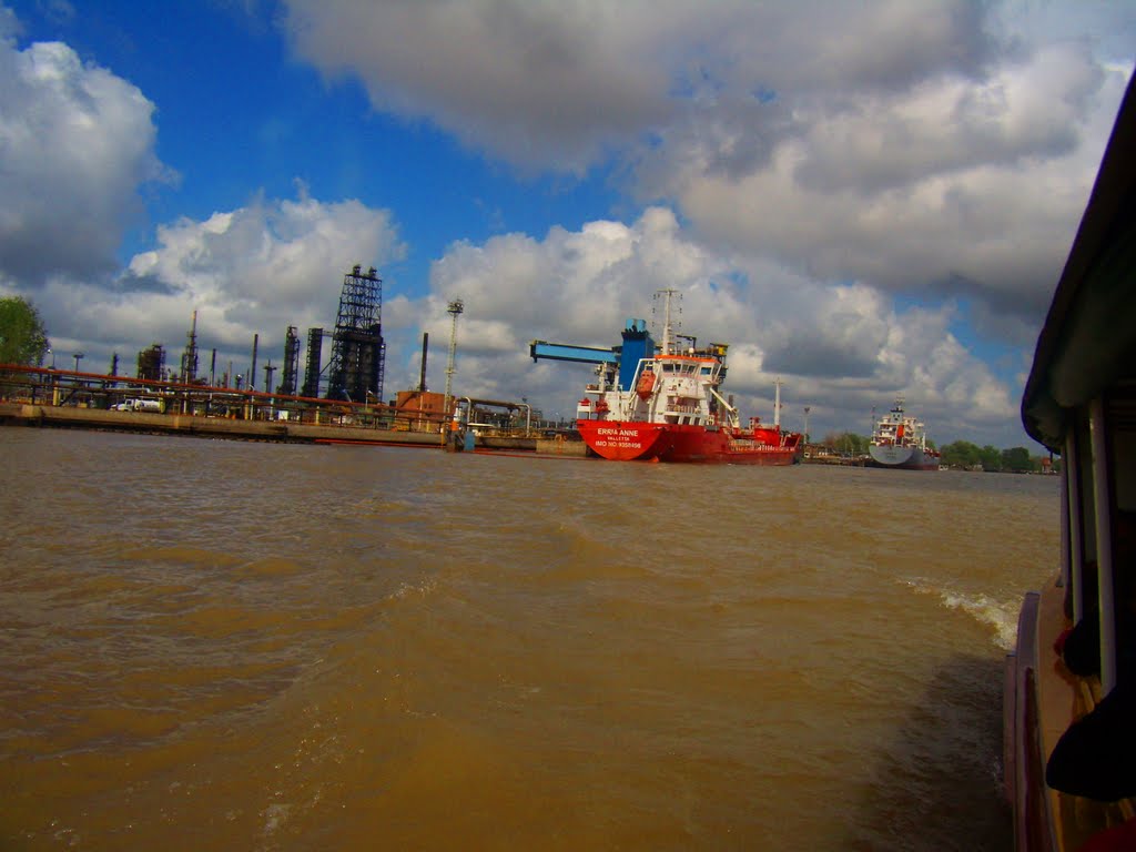 Refineria y Barco, Campana, Argentina