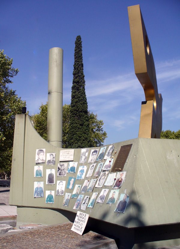 PLAZA ISLAS MALVINAS - Monumento a los caídos en la guerra