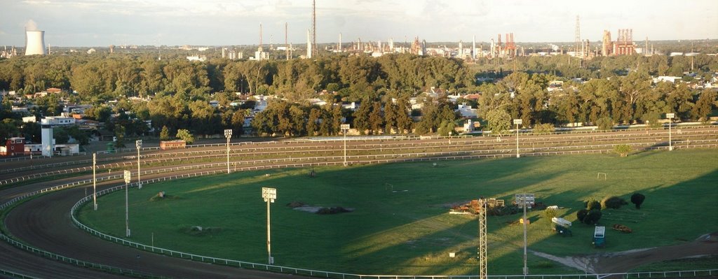 Hipódromo con destilería de fondo (x Juantincho)