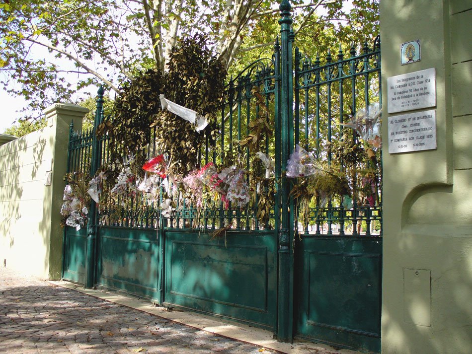 Plaza Islas Malvinas - Puerta histórica del ex regimiento 7