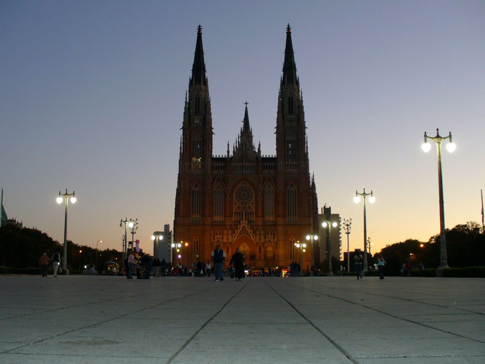 atardecer en plaza moreno