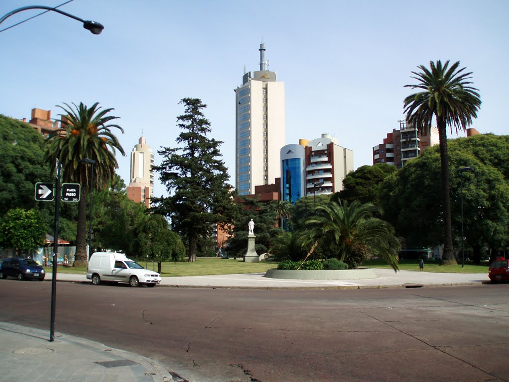La Plaza Juan José Paso rodeada de torres