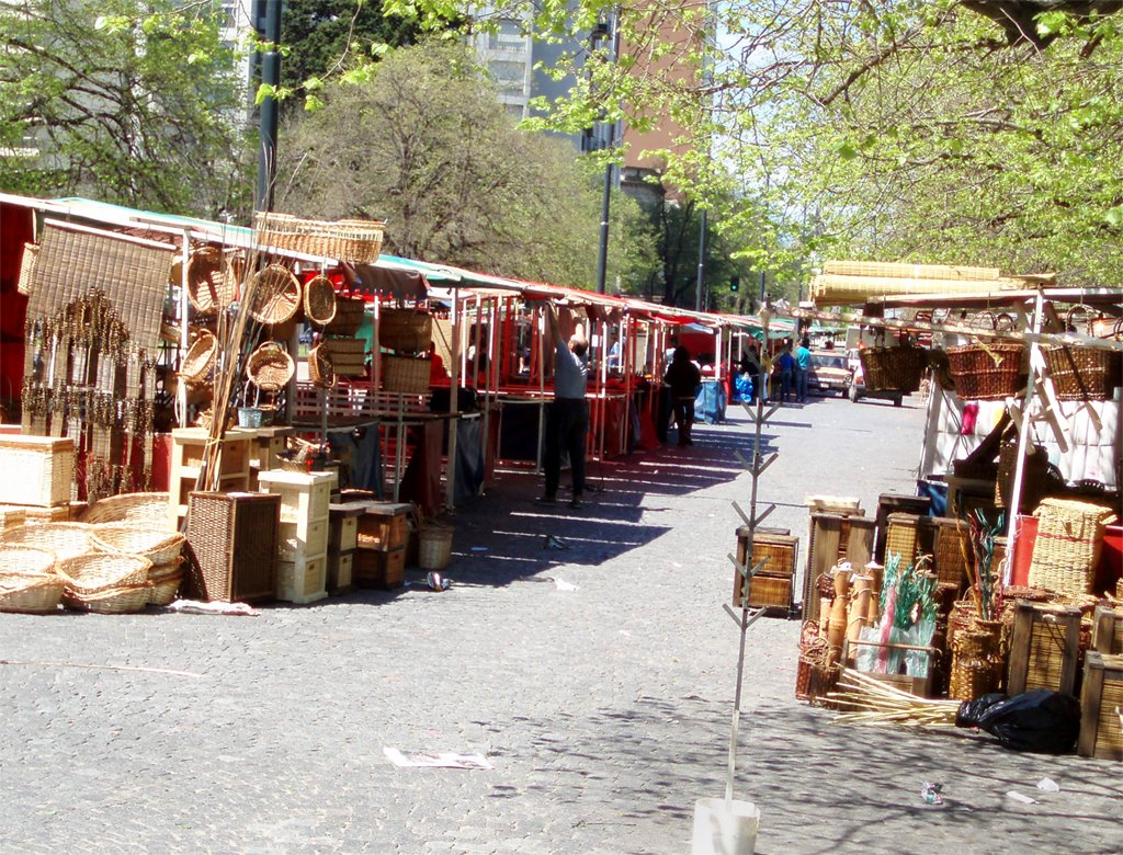 Preparando La Feria  de los Artesanos en Plaza Italia