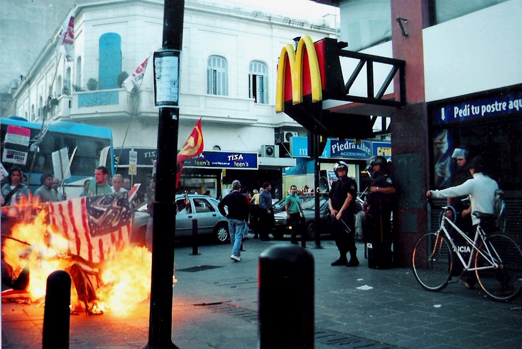 En 2003 manifestantes gritando: Fuera Bush de Irak