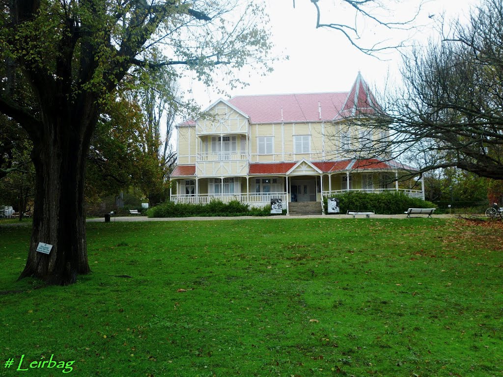 Centro cultural Villa Victoria - Mar del Plata - Parque en otoño