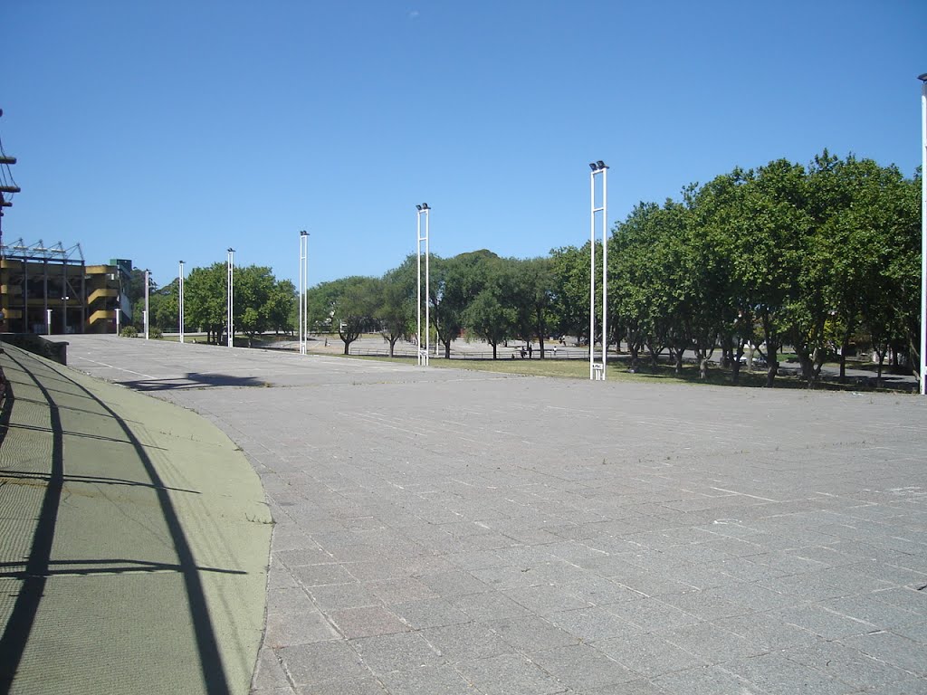 Frente al estadio