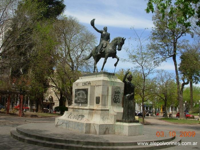 Mercedes - Monumento San Martin ( www.alepolvorines.com.ar )