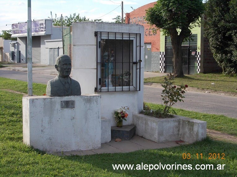Mercedes - Busto Emilio Siri (www.alepolvorines.com.ar)