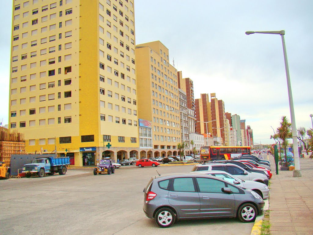 Necochea (Bs.As.) - Edificios modernos sobre la Av.2 (Costanera) - ecm