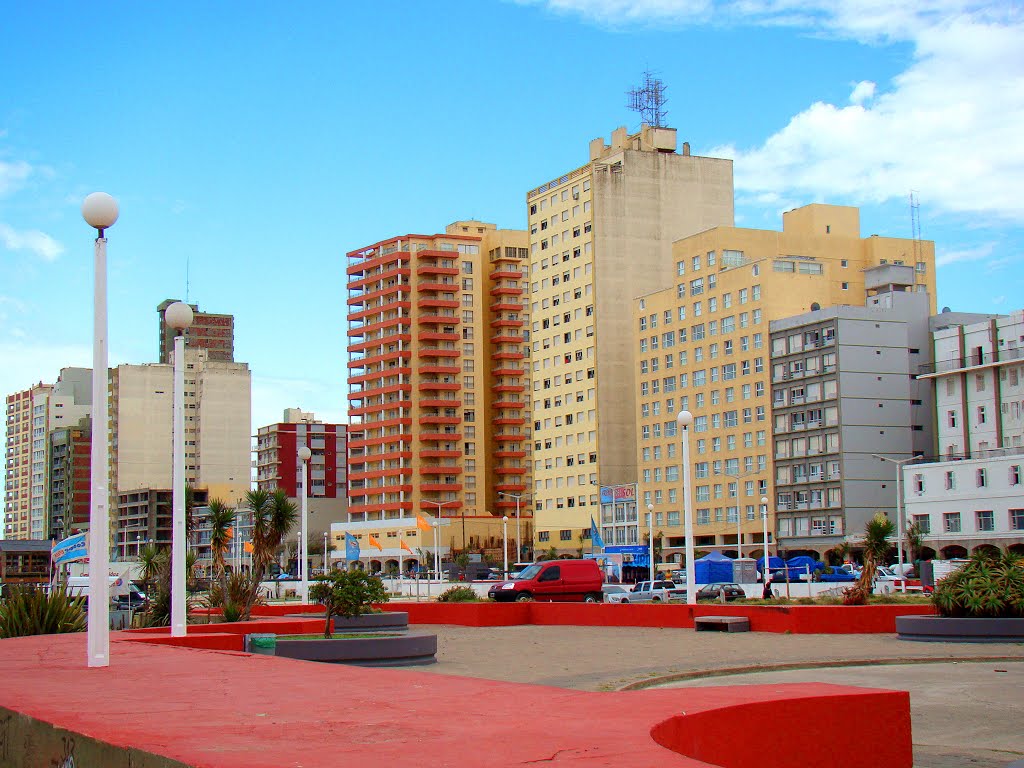 Necochea (Bs.As.) Modernos y coloridos edificios sobre la Av. 2 - Costanera - ecm
