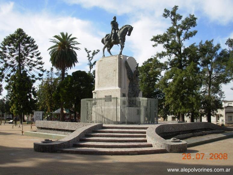Pergamino - Monumento San Martin ( www.alepolvorines.com.ar )