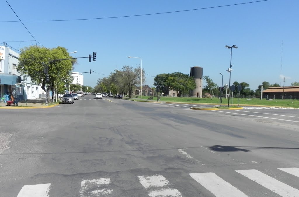 Avenida en frente del viaducto. Pergamino