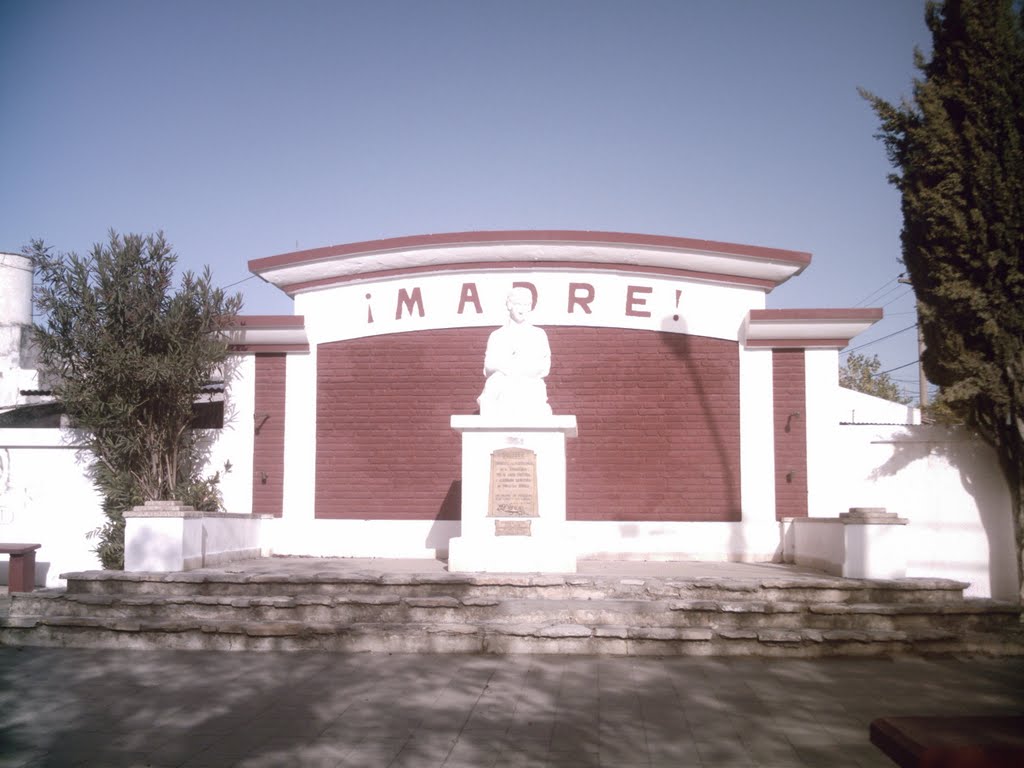 monumento en calle De la madre