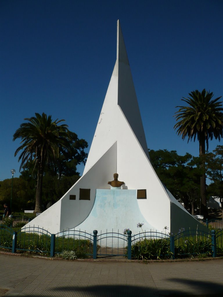 Monumento en el centro de la plaza de Punta Alta