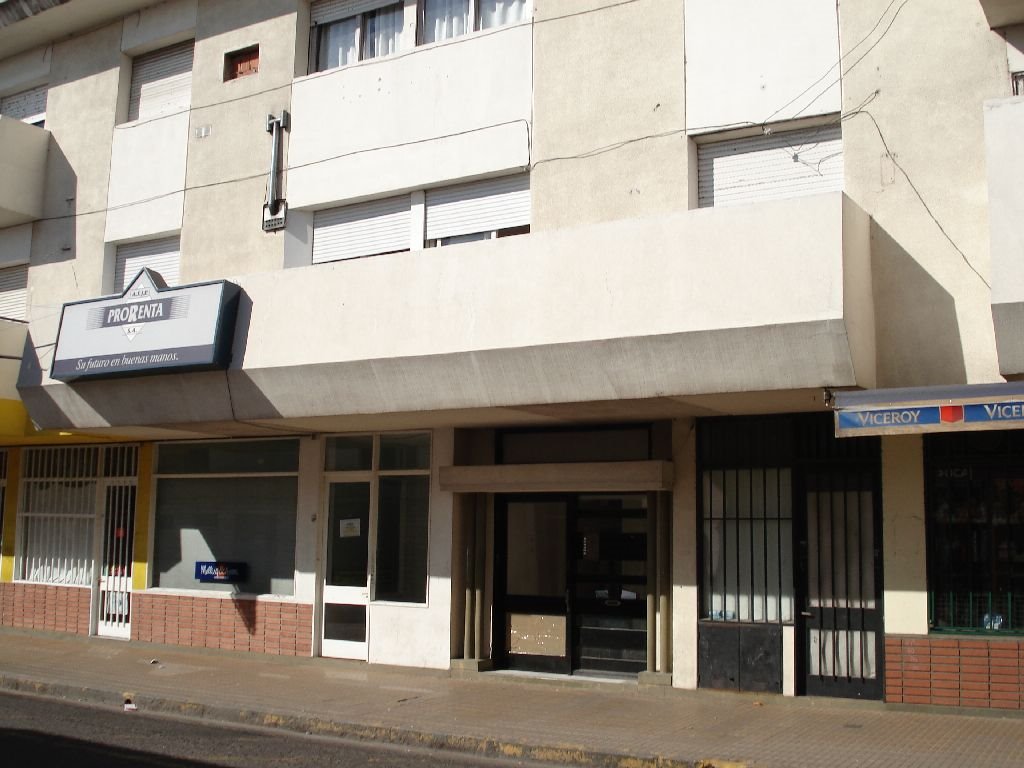 Edificio en la esquina de Pelegrini y Av. Savio
