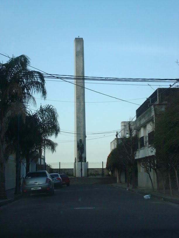 Monumento a Azopardo al final de calle Pellegrini / Lautaro
