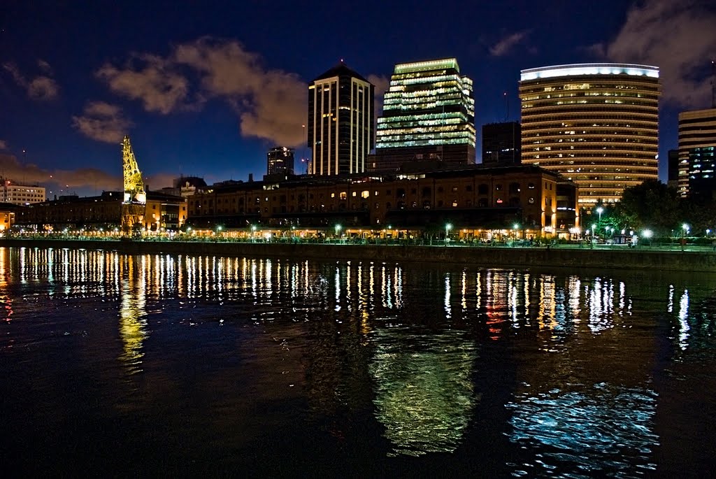 Puerto Madero nocturno - Ciudad de Buenos Aires Argentina  /  Puerto Madero at night - Buenos Aires Argentina
