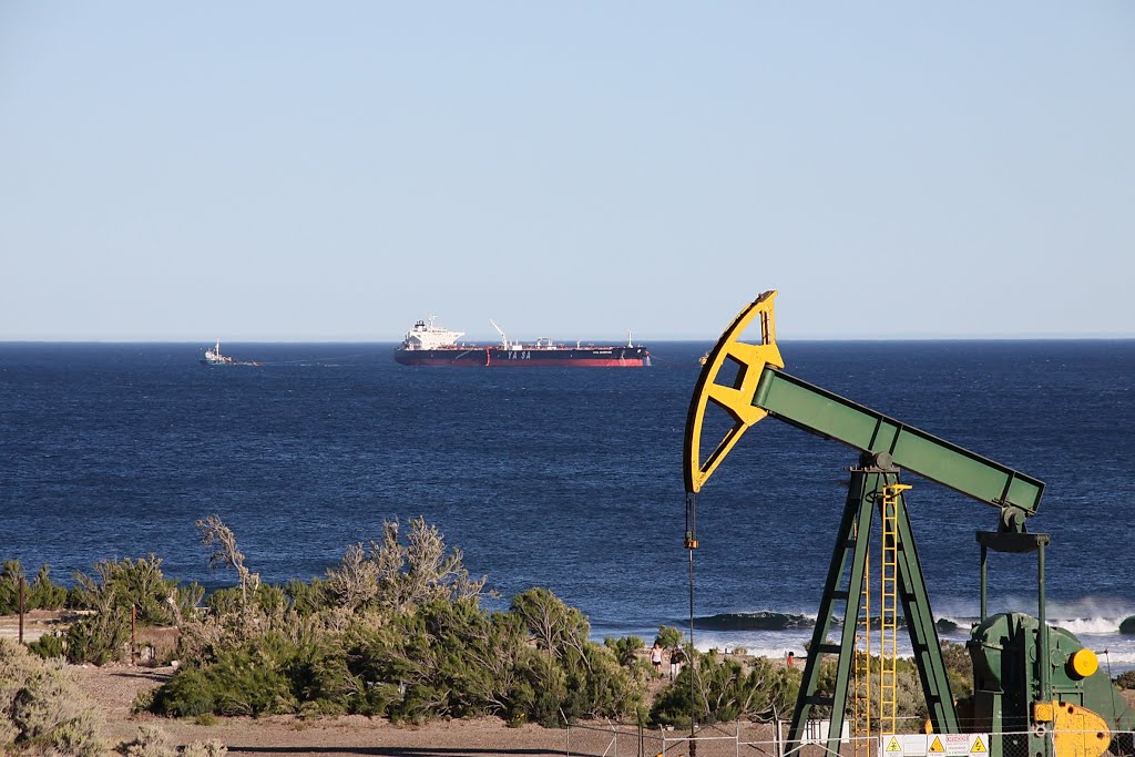 Caleta Córdova pozo y buque petrolero