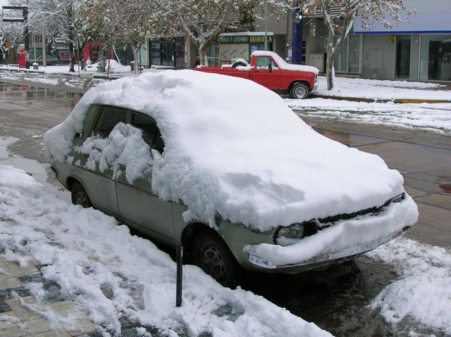 Auto cubierto de Nieve