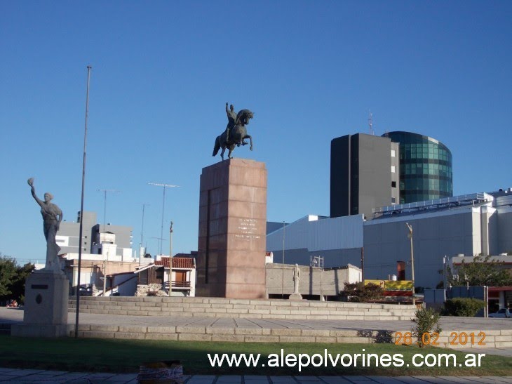Rio IV - Monumento Gral San Martin (www.alepolvorines.com.ar)