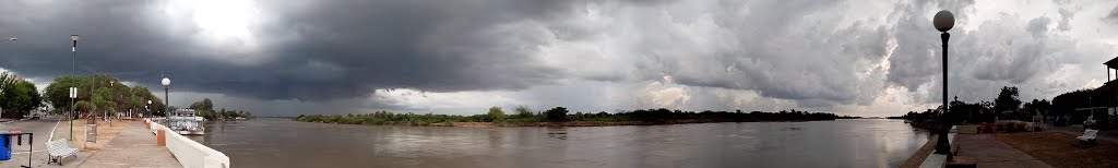 SE AVECINA UNA TORMENTA SOBRE EL MEDIODÍA CALUROSO - GOYA, CORRIENTES (ARGENTINA)