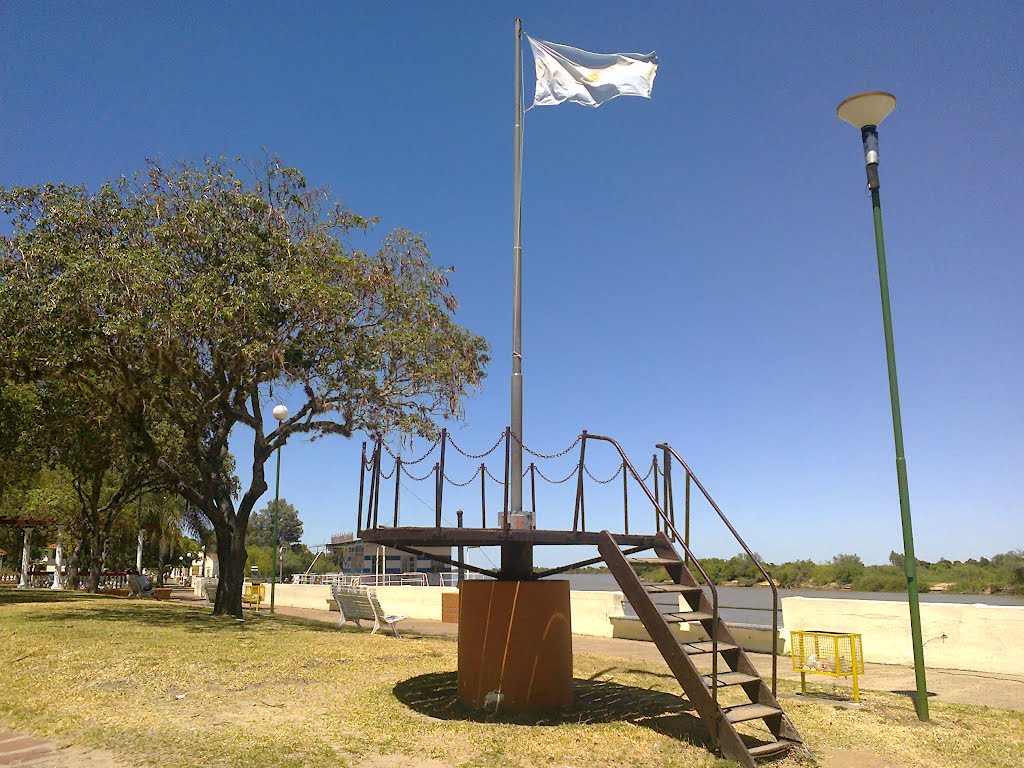 BANDERA ARGENTINA FLAMEANDO EN COLA PARA VIGÍA, COSTANERA GOYA - CORRIENTES (ARGENTINA)