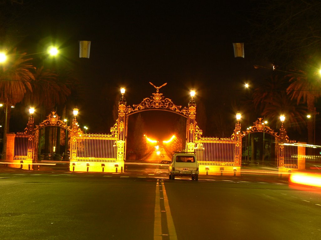Nocturna de los Portones del Parque Gral San Martín  **FOTO Mónika**