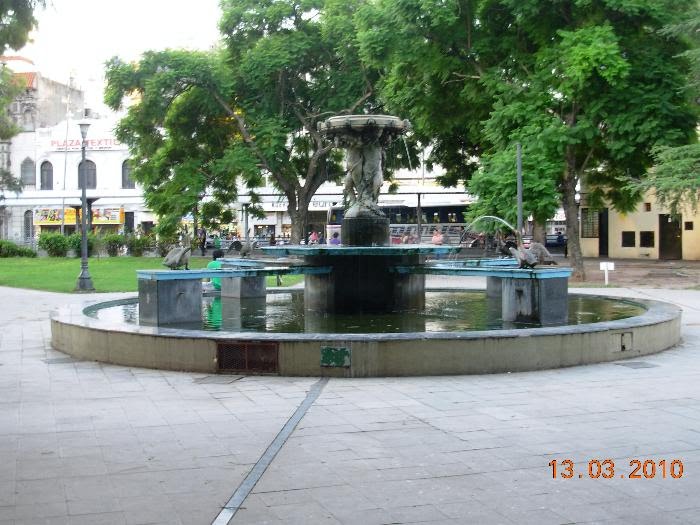 Rosario - Plaza Sarmiento - Fuente ( www.alepolvorines.com.ar )