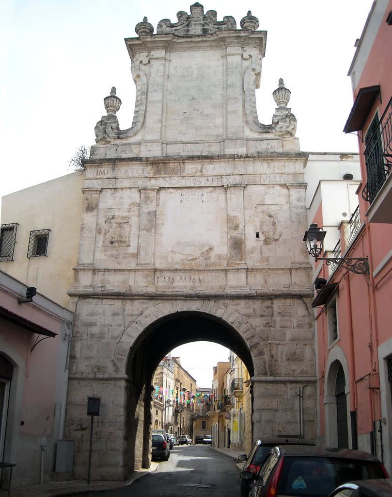Porta di SantAndrea ad Andria, realizzata sotto Federico II di Svevia (1230)