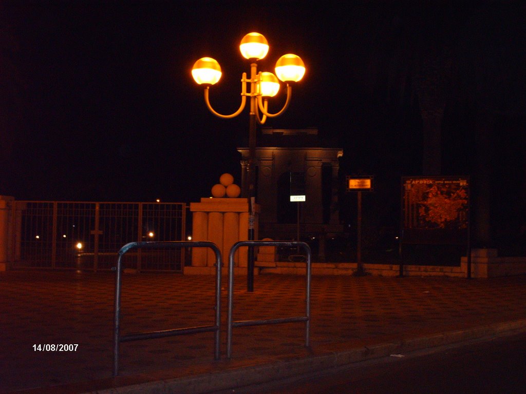 Monumento ai Caduti in notturna