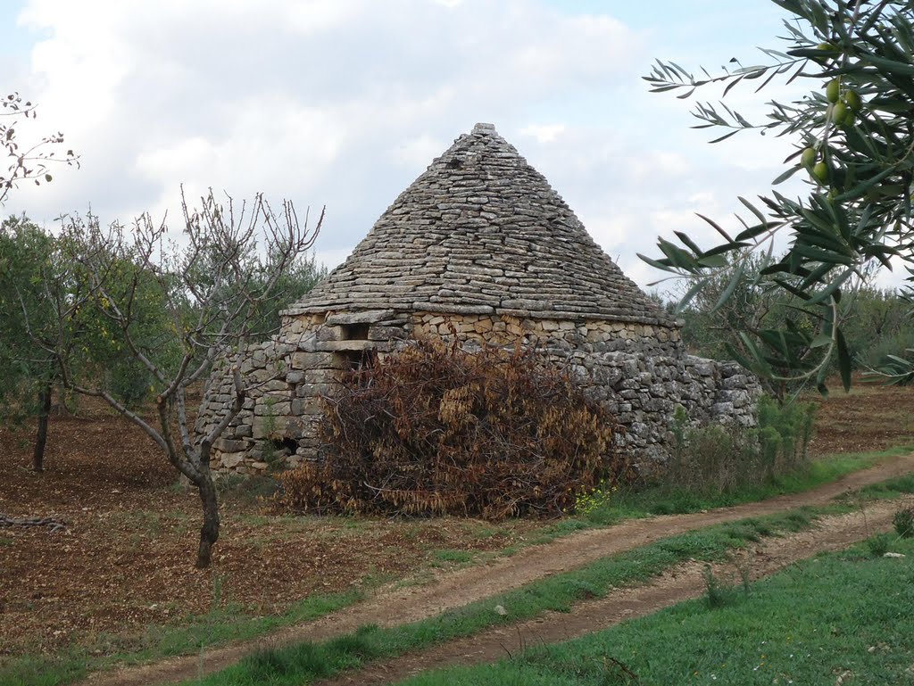 Trullo an einer Zufahrtsstraße
