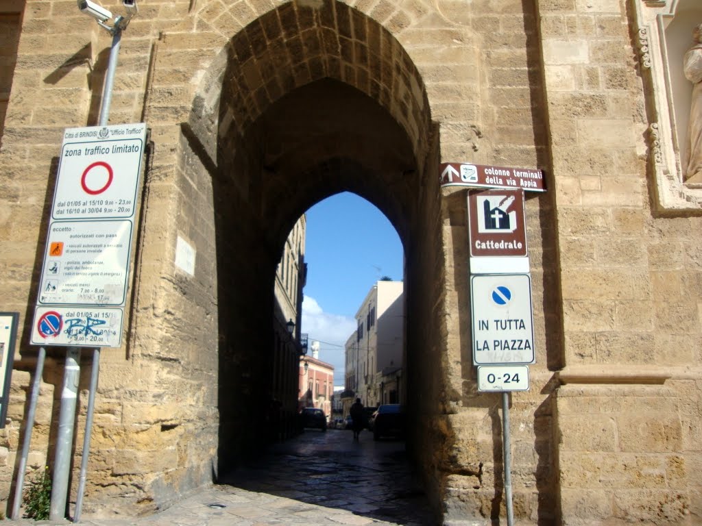 ITALIA Arco de entrada a Via Colonne, Brindisi