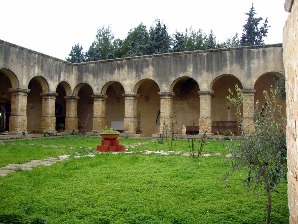ITALIA Claustro de la Iglesia de Santa Maria del Casale, Brindisi