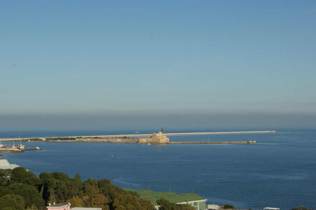 "Castello Rosso" nellazzurro mare dinverno