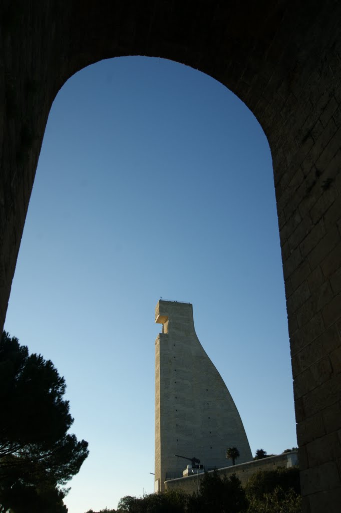 Profilo a forma di timone del Monumento al Marinaio dItalia
