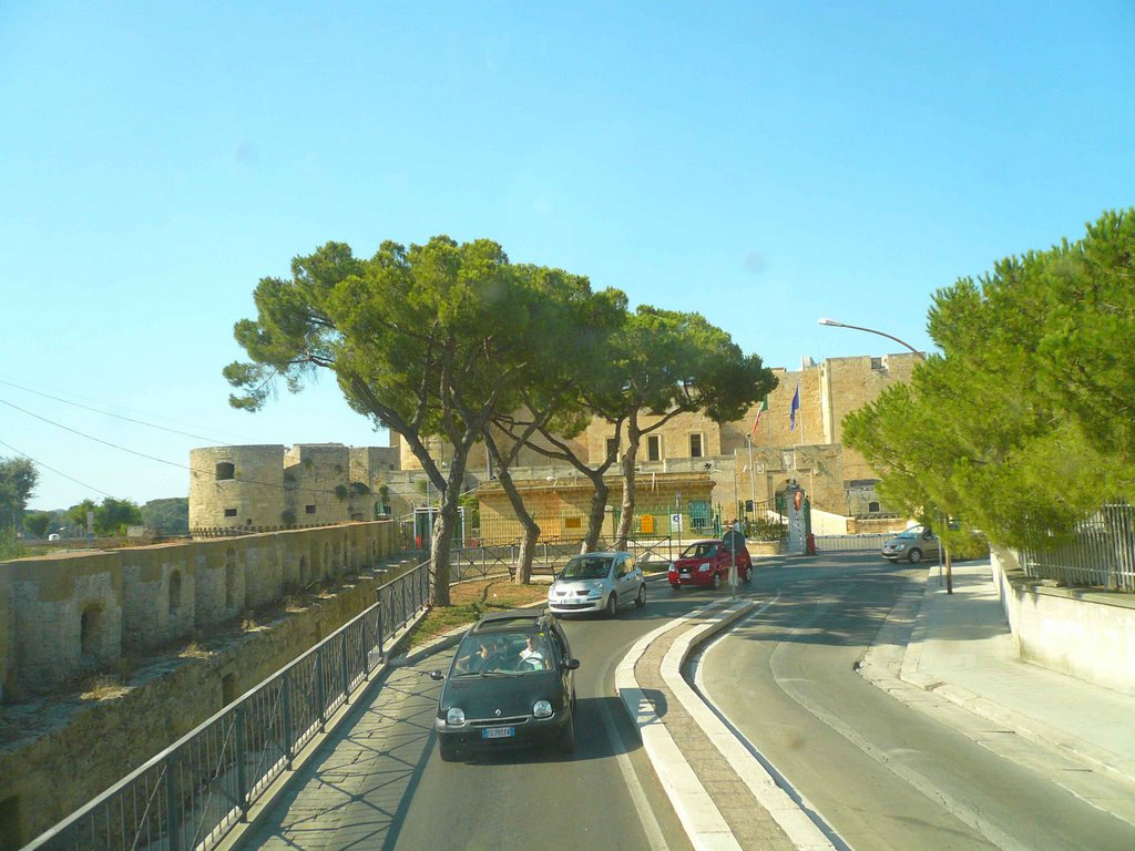 brindisi.sullo sfondo il castello