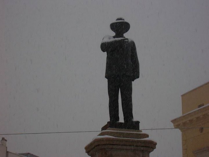 Statua di Imbriani  sotto la neve