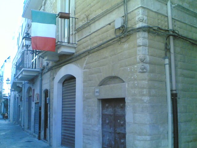 Strada  con bandiera