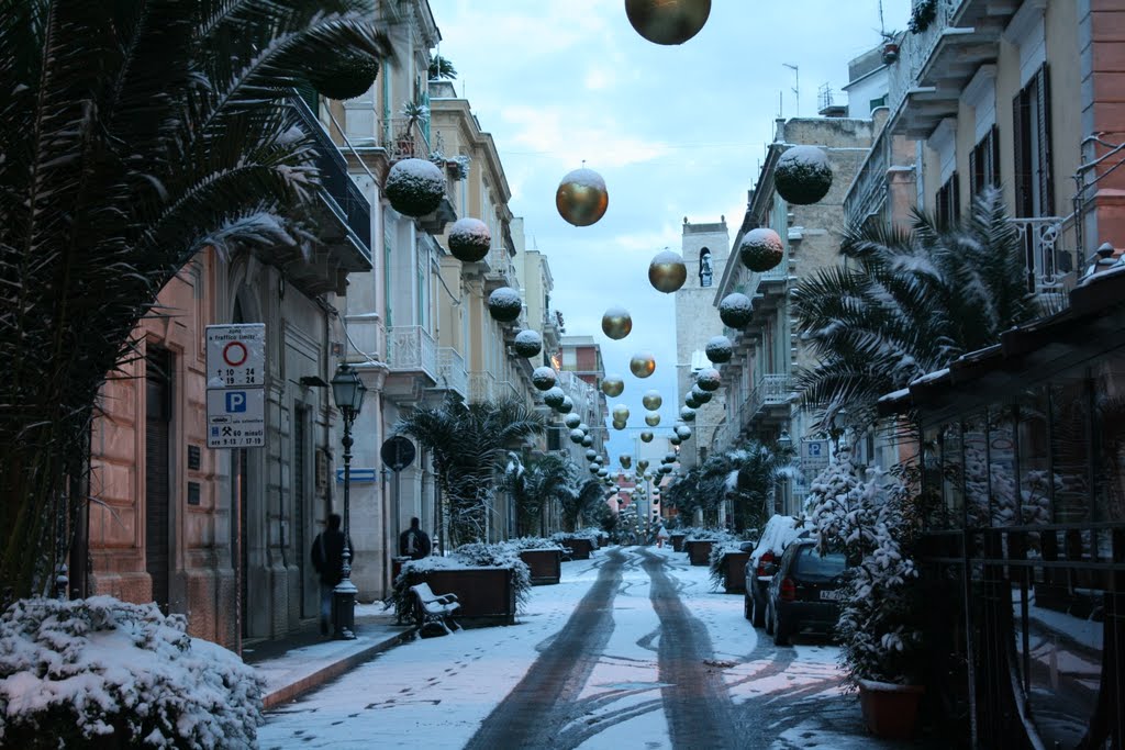 Via Duomo con addobbi natalizi e neve