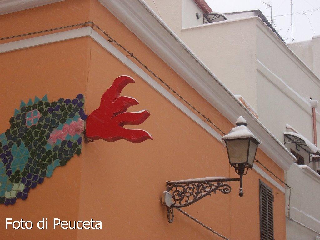 Una fiamma  dal muro