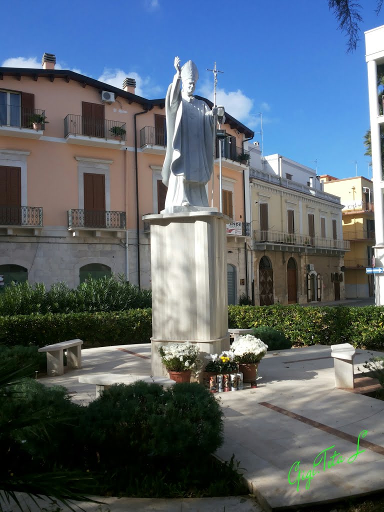 Papa Giovanni Paolo II monumento su piazza buonarroti by gigi.total