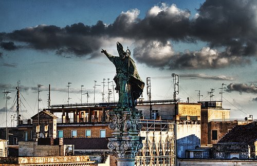 Lecce, colonna romana e statua di SantOronzo