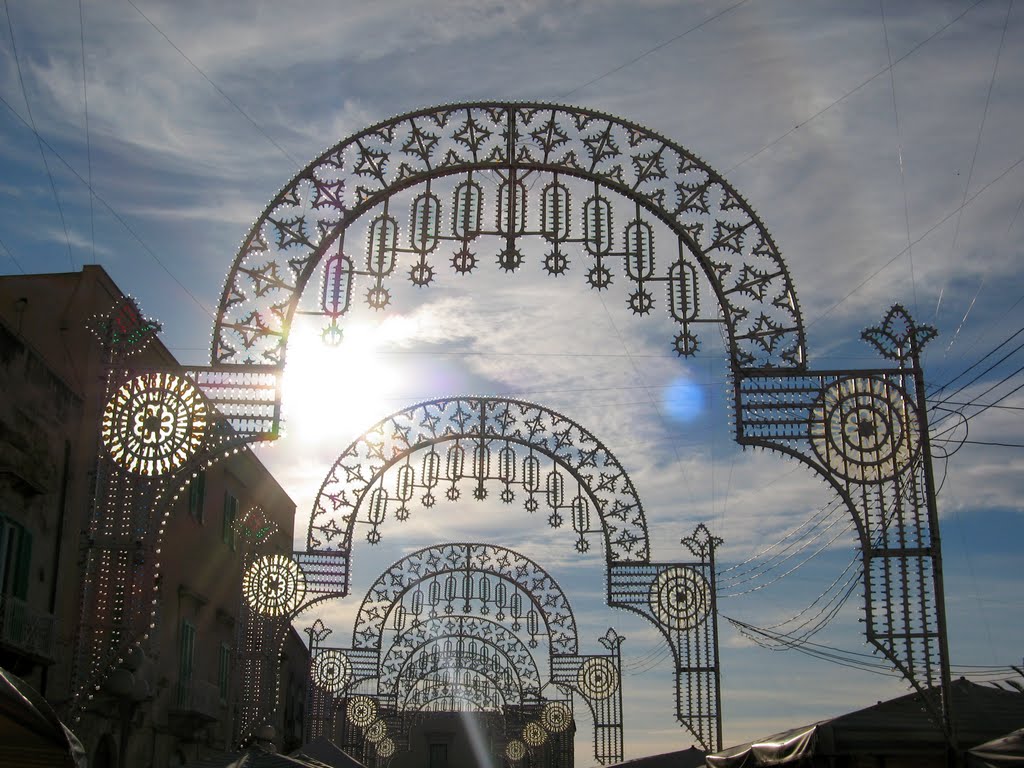 E festa a Molfetta (Madonna dei Martiri, festeggiata anche ad Hoboken, New Jersey e Boca a Buenos Aires)