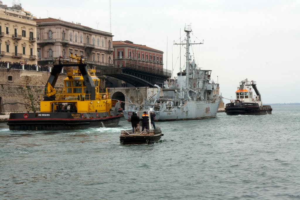 Taranto -Apertura ponte girevole per passaggio convoglio.