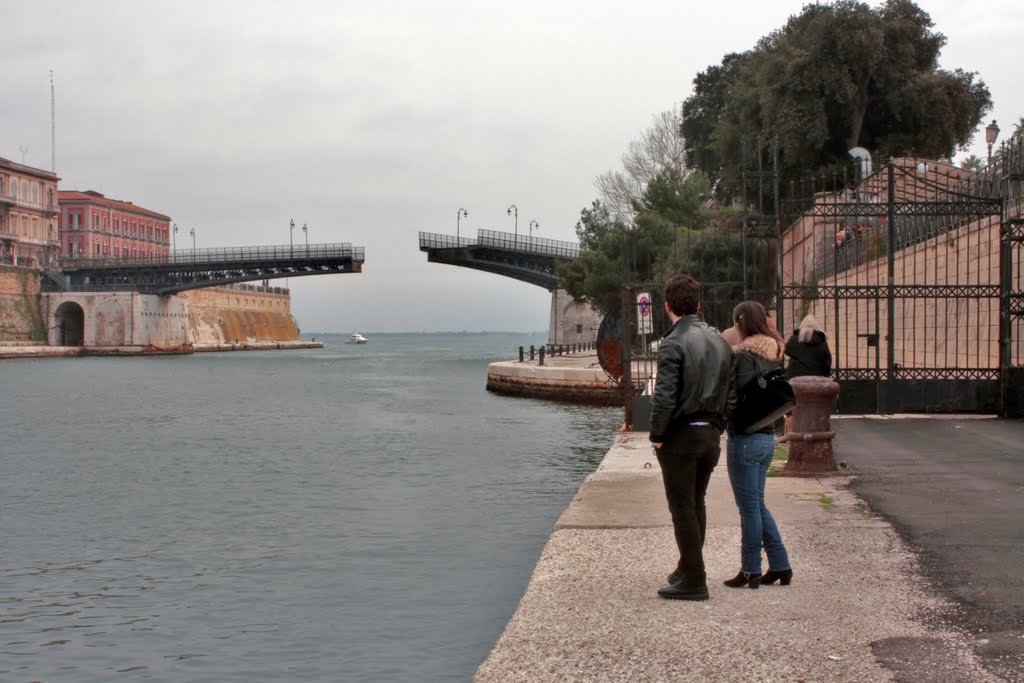 Taranto _ Dal 1887 la magia dellapertura del ponte girevole