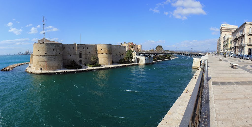 Taranto _ Castello Aragonese e Ponte Girevole.