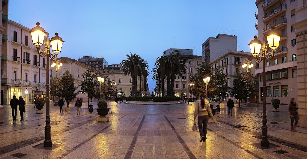 Taranto_ Lora blù di Piazza Maria Immacolata