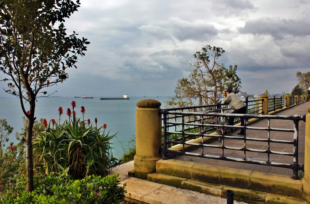 Taranto _ Osservare Mar Grande.