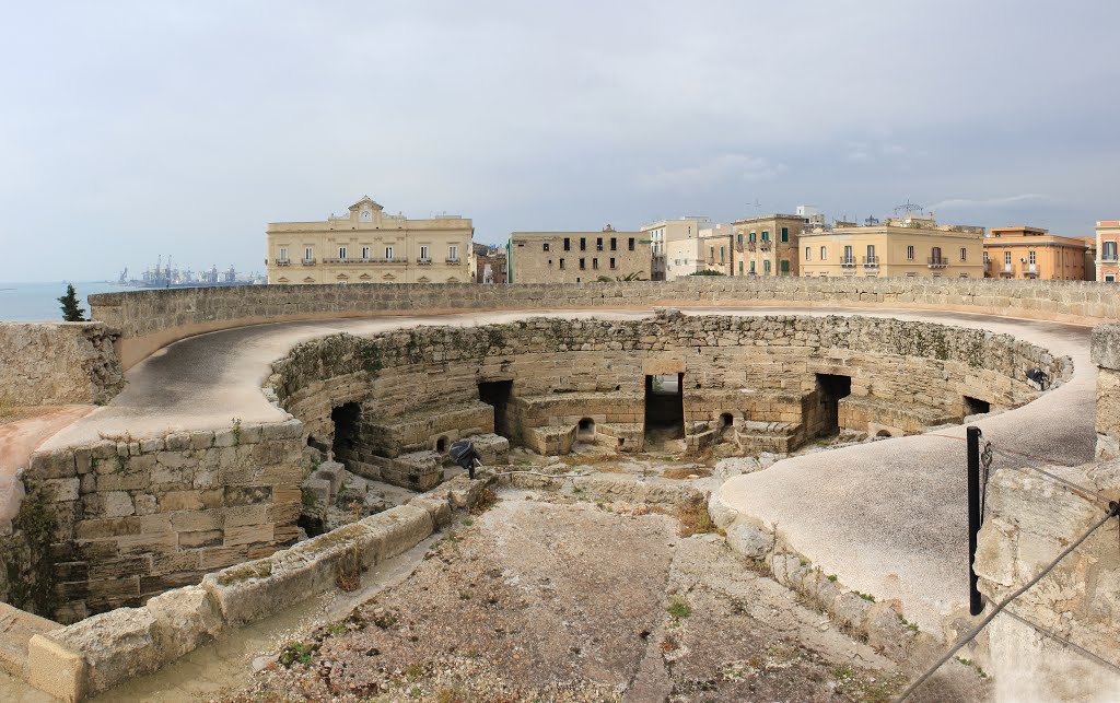 Taranto_dagli spalti del Castello Aragonese_Torrione dellAnnunziata