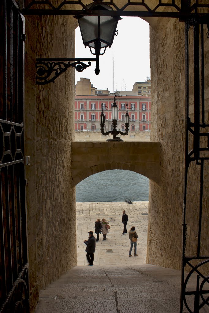 Taranto_ Castello Aragonese -Canale Navigabile